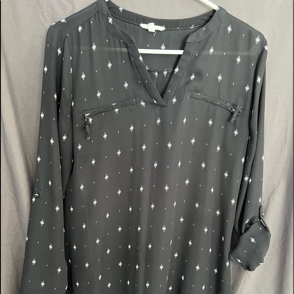 Black top. Sleeves can be worn as long sleeve or 3/4 sleeve.